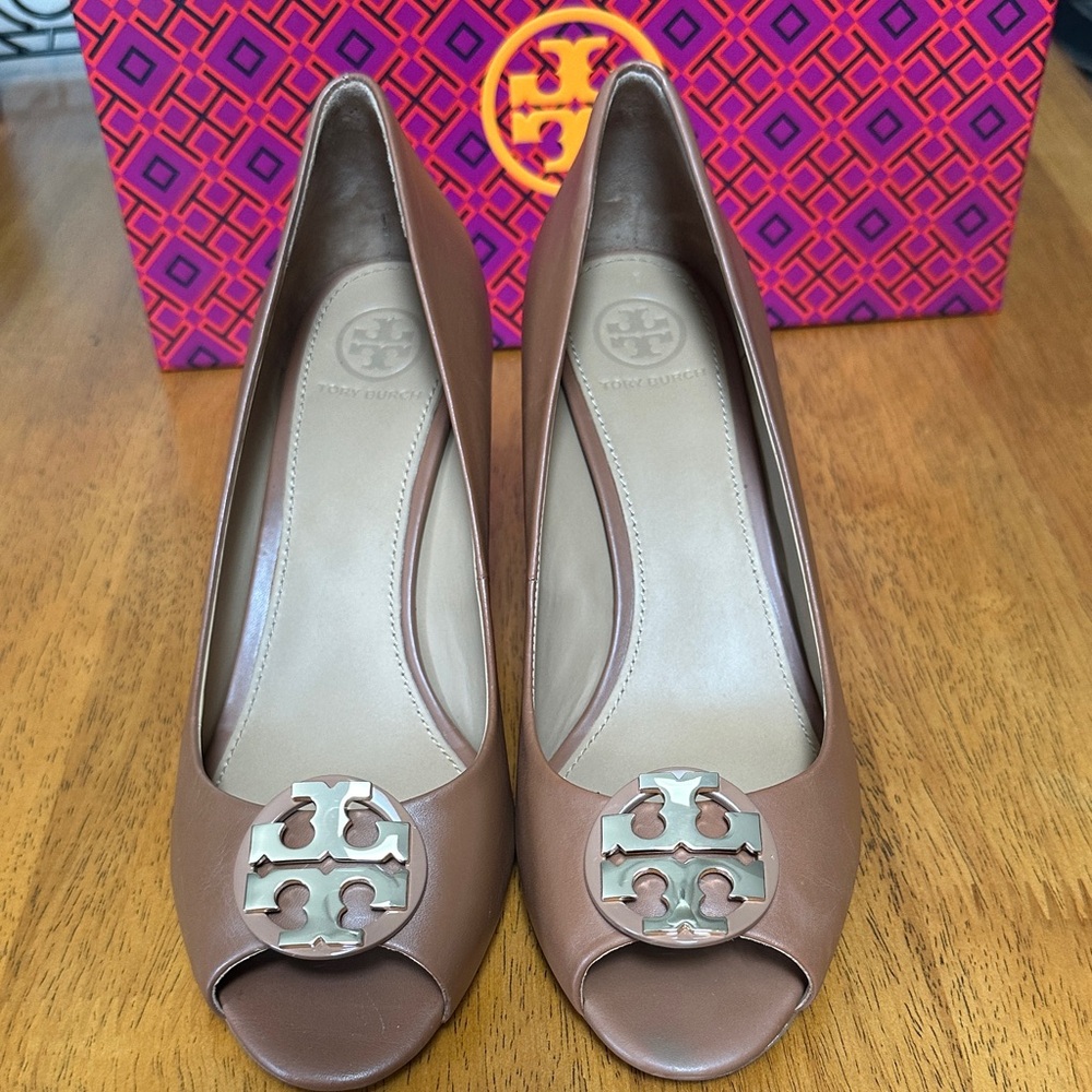 Tory Burch Claire, Tan, Peep-Toe Heels with Gold Logo. Size 7